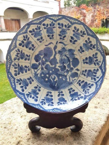 Grote 28 cm Chinese blauw-wit porseleinen lobvormige schotel, Antiek en Kunst