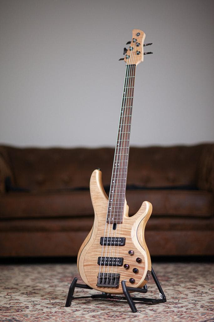 Yamaha TRBX605FM 2023 | Flamed Maple, Muziek en Instrumenten, Snaarinstrumenten | Gitaren | Bas