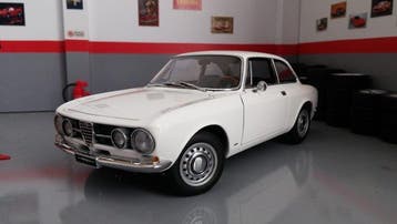 Autoart 1:18 - Modelauto - Alfa Romeo GT 1750 -, Nieuw
