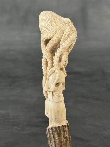 Snijwerk, NO RESERVE PRICE - Stunning Octopus on top of, Antiek en Kunst