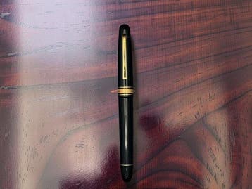 Omas - Extra 556/S Fountain Pen – Black Resin – 18K Gold Nib, Verzamelen, Pennenverzamelingen, Nieuw
