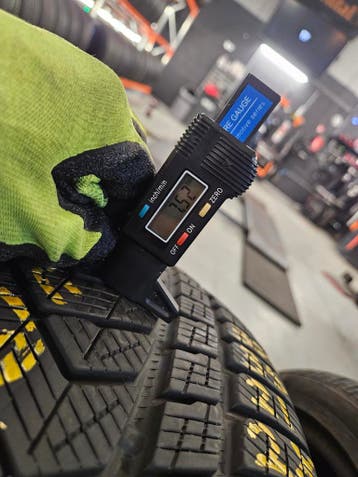 305/35/21 100V NO PIRELLI WINTERBANDEN 7,5MM PROFIEL DEMO 2X, Ophalen, Gebruikt, 305 mm, Band(en)