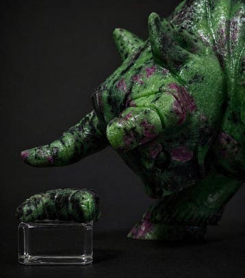 Robijn-zoïsite-stier sculptuur met levendig groen, zwart en