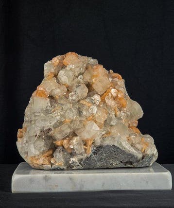 Rozenkwarts kristalcluster op Carrara-marmeren basis –