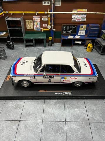 IXO 1:18 - Modelauto - BMW 2002 No. 4 RAC Rally Waldegard, Nieuw