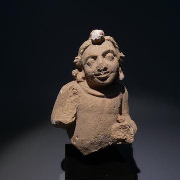 Gandhara Gips Muzikantfiguur. Stucwerk. 14 cm hoog. 1e - 3e