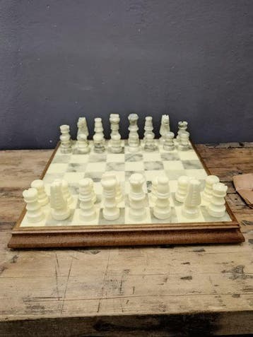 Schaakspel - Bardiglio - alabaster, Antiek en Kunst