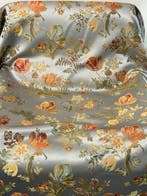 Fluwelen jacquard met bloemenmotief op een zilverkleurige