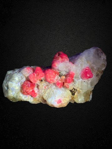 Zeldzame fluorescerende RUBY-kristallen op matrixmonster