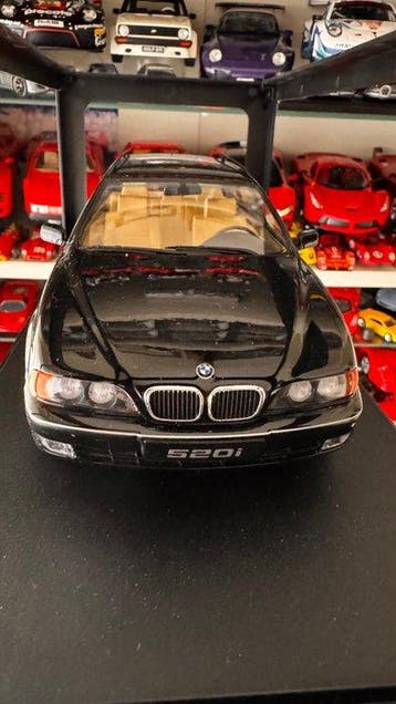 KK-Scale 1:18 - Modelauto - BMW 520i (E39) Touring (1997), Nieuw
