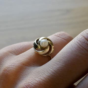 Vintage gouden ring met parel, Gebruikt, Ophalen of Verzenden, Kleiner dan 17, Met edelsteen