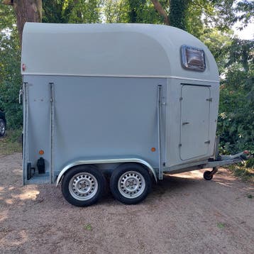 Zeer nette 2 paards trailer met zadelkast. Bj. 2009., Zo goed als nieuw, Polyester, 2-paards trailer