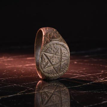 Middeleeuws Brons Late middeleeuwse bronzen amuletring met