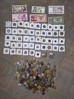 Wereld. Collection of coins and banknotes (Zonder