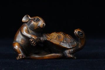 Absolute veiling - boxhout-netsuke van muis en schildpad -