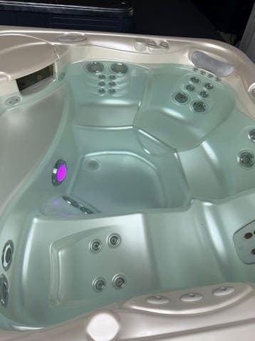Hotspring Spa / Jacuzzi met 2 Massagemotoren – motomassage, Ophalen, Zo goed als nieuw, Pomp, Vast