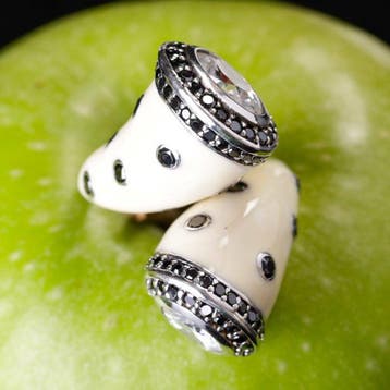 Ring van zilver met wit emaille en zwarte en witte