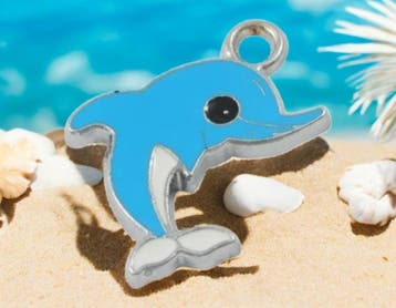 2 x Metalen bedel van een dolfijntje met blauwe epoxy, pl..., Hobby en Vrije tijd, Kralen en Sieraden maken, Ophalen of Verzenden