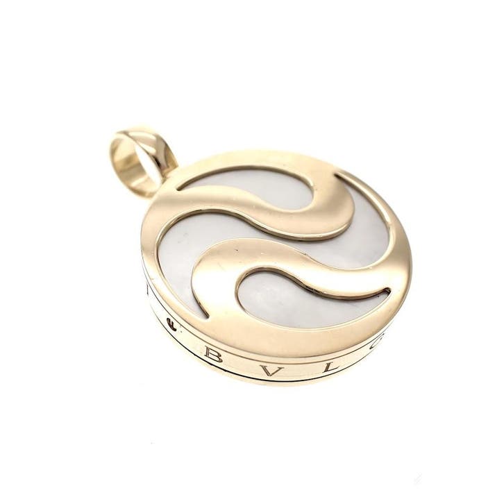 Gouden BVLGARI Mother of pearl spinning hanger; Yin en Yang, Sieraden, Tassen en Uiterlijk, Bedels, Gebruikt, Overige merken, Goud