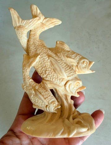 A. Santini - sculptuur, Carpe Koi tra le onde - 15 cm - Hars