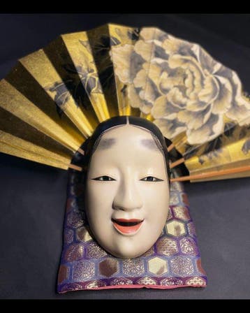 Noh masker - Ko-omote met traditionele Japanse Mai-gi en
