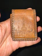 Een uitgewerkt en gotisch lederen portemonnee uit Lourdes,