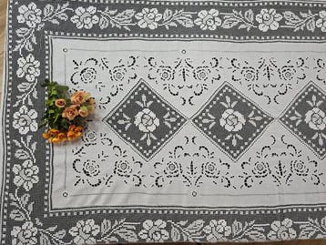 Opera Darte!! Tovaglia in puro lino con ricamo filet e