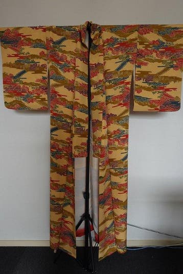 Japanse vintage kimono – goudbeige met traditioneel