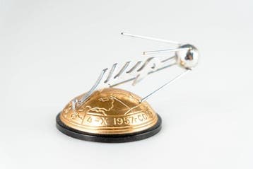 Vintage Sovjetunie Sputnik 1-monument - 4-X-1957 CCCP -