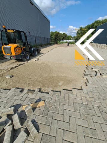 Bedrijfsterrein Bestrating | Reparatie, Drainage & Onderhoud, Garantie, Tuinonderhoud of Snoeiwerk