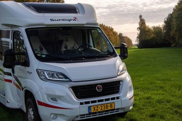 Sunlight T67 Lengtebedden en Hefbed, Caravans en Kamperen, Campers, Sunlight, Ringverwarming, Fiat, Half-integraal