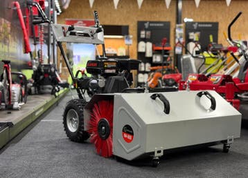 ACTIE - Lumag KM-800 veegmachine met sneeuwschuif en opvang, Nieuw, LUMAG
