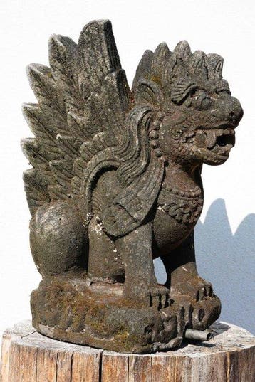 Singa Antico in Pietra con Predisposizione per Fontana –