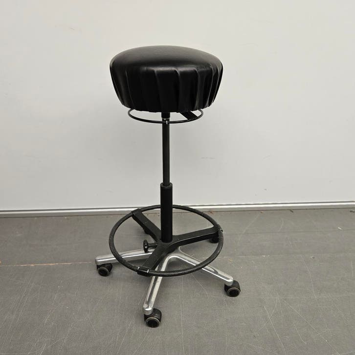 Score hoge werkplaatsstoel / kruk - zwarte skai - ihv 52-70, Huis en Inrichting, Barkrukken, Ophalen of Verzenden