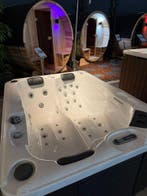 Luxe Jacuzzi/ Spa 2 Persoons Plug &amp; Play 220V, Zo goed als nieuw, Pomp, Vast
