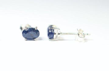 Saffier / 2 oorstekers / nieuw- 0.9 g - (2)