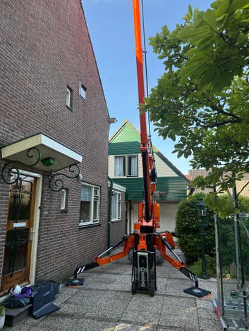 Minikraan voor binnenstedelijk hijswerk (smalle straten)