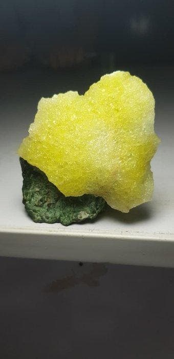 bladvormige bruciet op een Amozanite-matrix