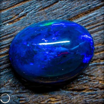 Black Opal Cabochon – Intensief kleurenspel in volmaakte