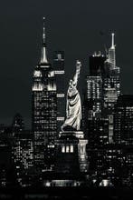 Viktoria Farkas - A Date Night with the Lights of New York -