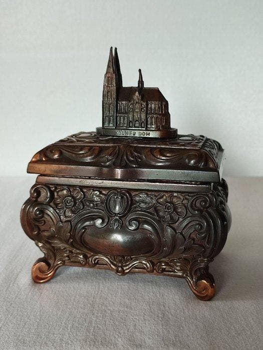 Boîte à musique ancienne en métal repoussé – Kölner Dom, Antiek en Kunst, Antiek | Klokken