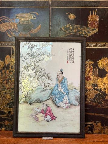 Een Chinees porseleinen plaquette met een famillerose