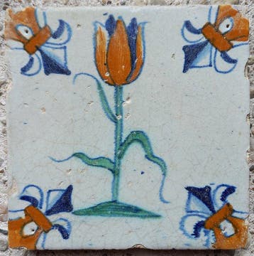 Tegel - Antieke tegel met tulp. - 1600-1650