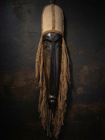 Grote decoratieve masker van hout en raffia – Stijl Dan /