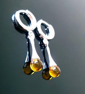 Natuurlijke Baltische amber oorbellen met fossiel