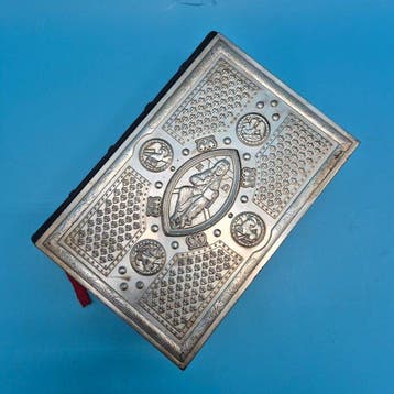 Prachtvolle Augsburger Silber-Bibel – Weltbild Verlag mit