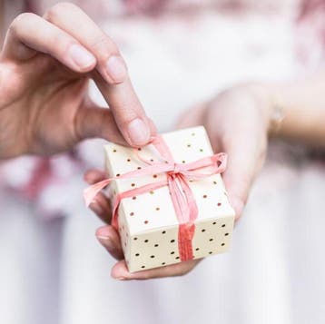 10 ivoorkleurige doosjes met goud folie stippen, Verzenden, Nieuw, Overige typen