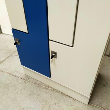 4-deurs Oostwoud ruimte besparende Z-lockerkast - 195x80x50, Huis en Inrichting, Kasten | Lockerkasten, Ophalen of Verzenden, Nieuw