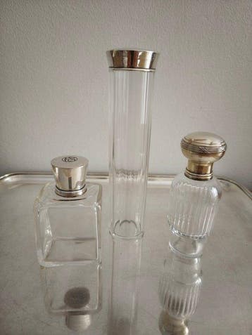 Cosmetische flacon (3) - 2 flesjes en 1 toilettas met, Antiek en Kunst