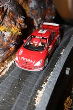 Diorama met Carrera Peugeot 307 WRC 1:32 Rallye de Monte-Car, Hobby en Vrije tijd, Modelbouw | Figuren en Diorama's, Ophalen of Verzenden